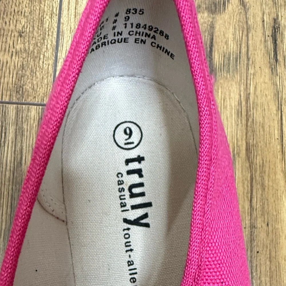 UNWORN TRULY WOMENS VIBRANT PINK SNEAKERS - Picture 8 of 11